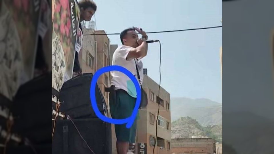 صورة متظاهر مسلح على منصة الاعتصام في تعز تثير جدلاً واسعاً