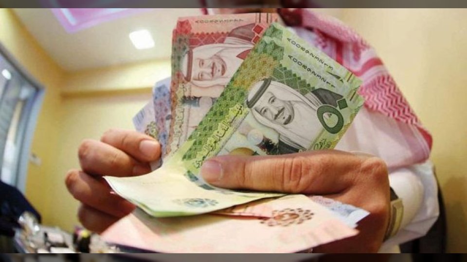 بنوك سعودية تخفض نسبة الاستقطاع الشهري لقروض الموظفين الأقل دخلاً إلى هذا الحد
