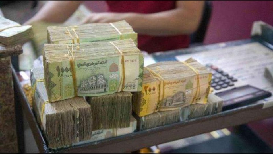 البدء بصرف الرواتب والمعاشات لموظفي شبوة وعدن