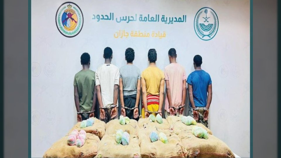 القبض على يمنيين وإثيوبيين في جازان بتهمة تهريب القات