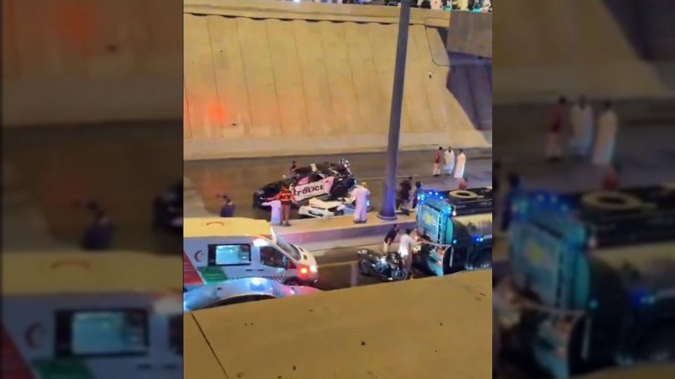 حادث مروع يهز الرياض.. شاهد سقوط دورية مرور من أعلى جسر واحتراقها فوق سيارة أخرى