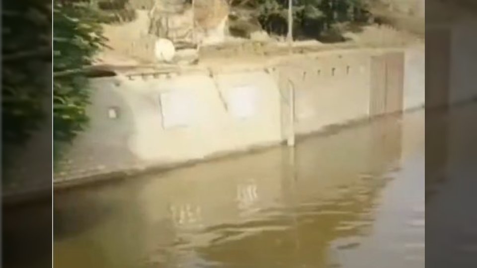 ظهر يصرخ وسط الفيضان.. شاهد مسن مصري ينجو بأعجوبة من فيضان النيل بينما تفقد عائلته كل ممتلكاتها