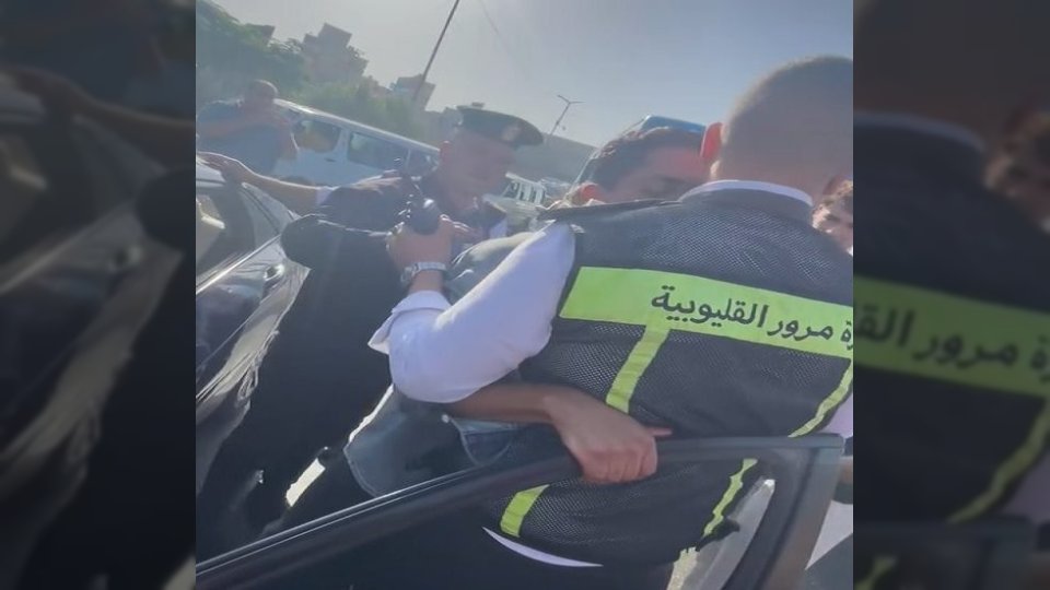 ضبط مصمم أزياء مخمور بعد قيادته المتهورة في كورنيش النيل بمصر
