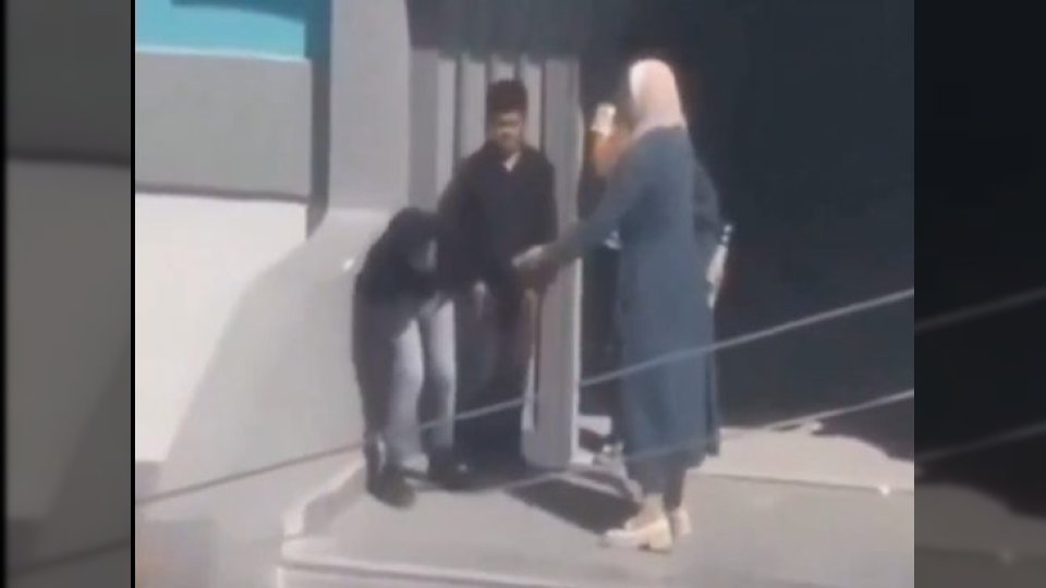 إيقاف مديرة مدرسة في ريف دمشق بعد انتشار فيديو يوثق اعتداءها على طلاب