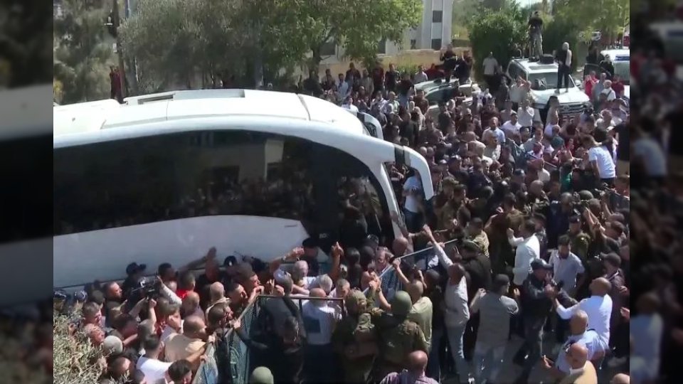 إطلاق سراح دفعة جديدة من الأسرى الفلسطينيين في صفقة التبادل مع إسرائيل