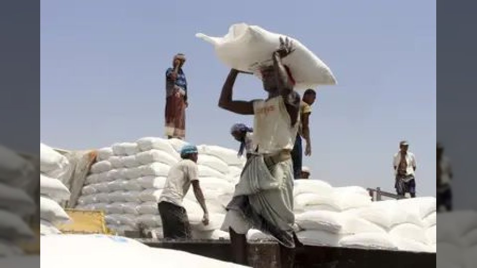 الحوثيون يُحوّلون المساعدات الإنسانية إلى أداة للتجنيد في اليمن.. شهادات صادمة تكشف الواقع المرير