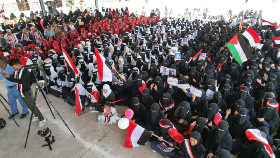 مدرسة أروى للبنات في مأرب تحتفي بأعياد الثورة اليمنية بعرض كرنفالي ضخم
