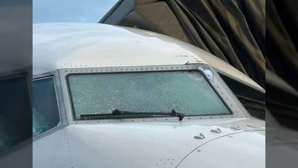 شاهد.. طائرة وزير الدفاع الأمريكي تتعرض لحادث نادر بسبب حطام فضائي أثناء الطيران