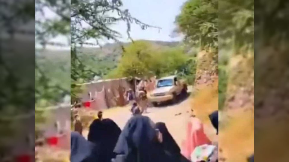 بالفيديو.. إطلاق نار حوثي على نساء وأطفال في ذي السفال بإب أثناء احتجاجهم ضد كسارة حجارة