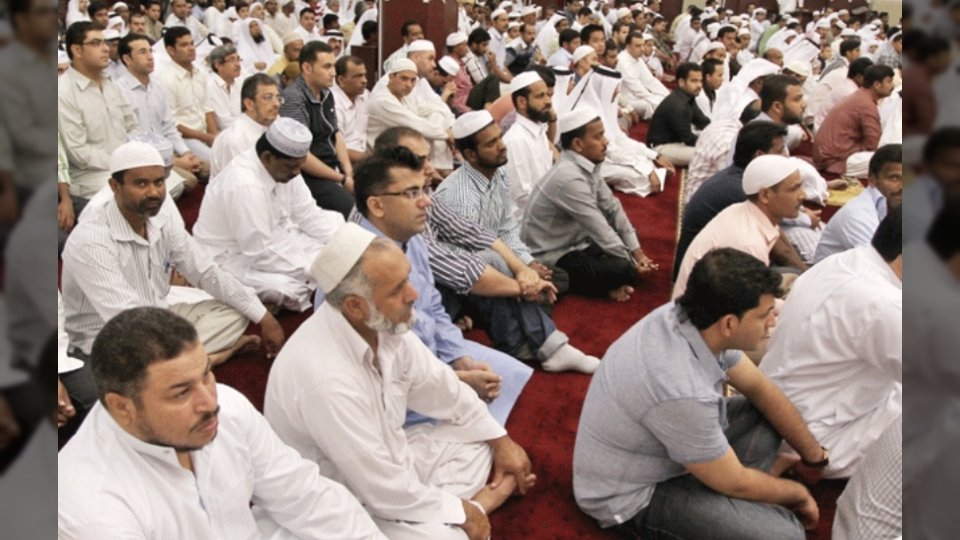 حكم الاغتسال يوم الجمعة ووقته وواجباته الشرعية
