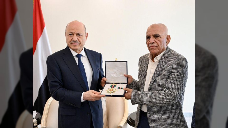 رئيس مجلس القيادة يكرم افتهان المشهري بعد وفاتها