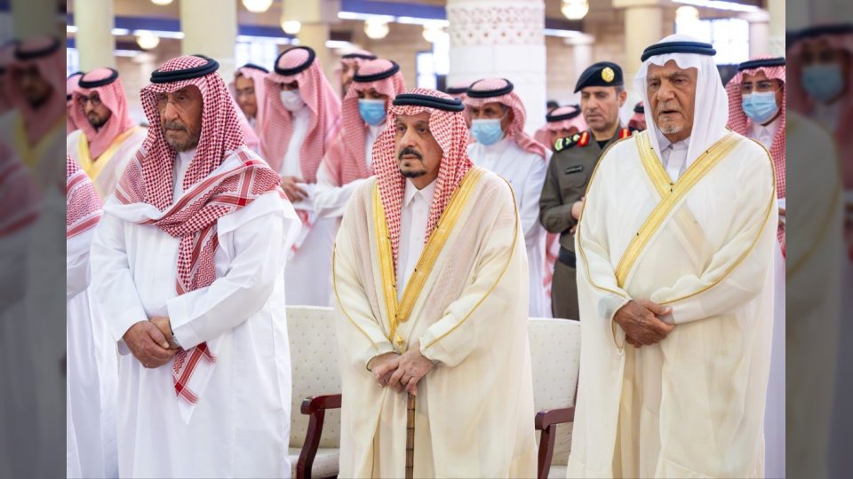 بمشاركة عدد كبير من الأمراء.. أمير الرياض فيصل بن بندر يؤدي صلاة الميت على الأميرة نوف بنت سعود