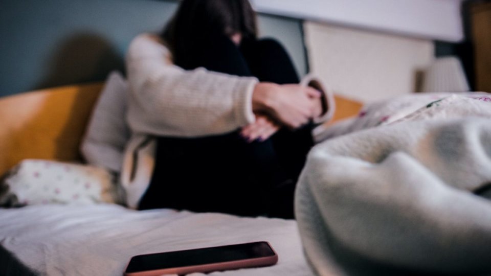 شباب في تعز يسرقون هاتف امرأة ويبتزونها بصورها الخاصة.. والقبض على أحد المتهمين