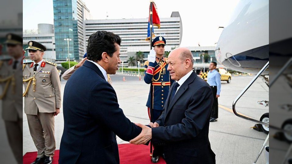 من رافقه؟ رشاد العليمي يصل القاهرة لحضور افتتاح المتحف المصري الكبير بحضور قادة العالم