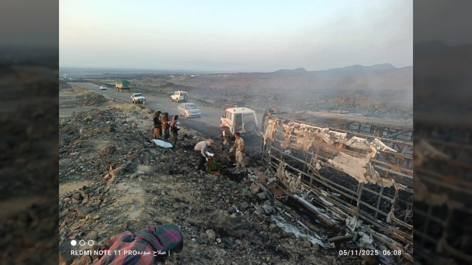 أسماء ركاب الحافلة.. حادث مروع في منطقة العرقوب بأبين يتسبب في احتراق حافلة نقل جماعي وسقوط عشرات الضحايا