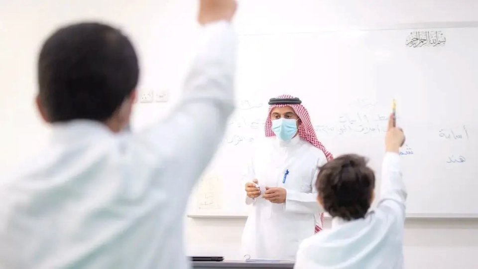 مدرسة أهلية بالرياض توقف معلمًا مصريًا وتحيله للتحقيق بسبب تصريحات مسيئة