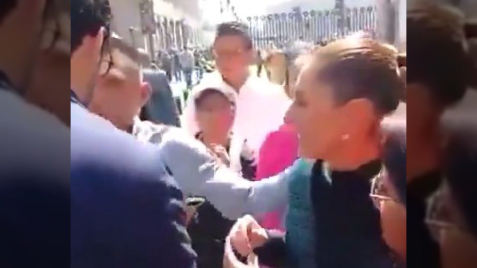 لمسها بطريقة غير لائقة وقبّلها.. رئيسة المكسيك كلوديا شينباوم تقرر مقاضاة رجل مخمور تحرش بها