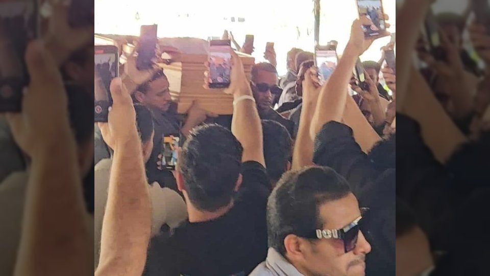 ظهر منهار.. محمد رمضان يشيع والده إلى مثواه الأخير في جنازة خالية من الأضواء