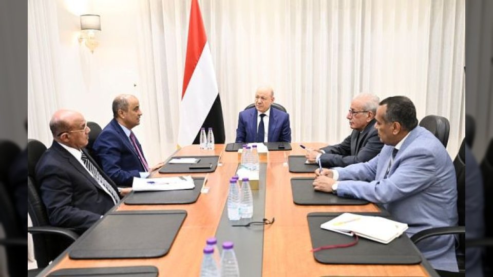 تفاصيل اجتماع رشاد العليمي مع رئيس الوزراء ومحافظ البنك المركزي