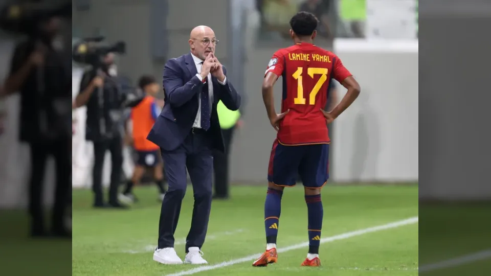 المدرب دي لا فوينتي ينتقد برشلونة بشدة بعد إجراء لامين يامال لعملية دون إعلام المنتخب الإسباني