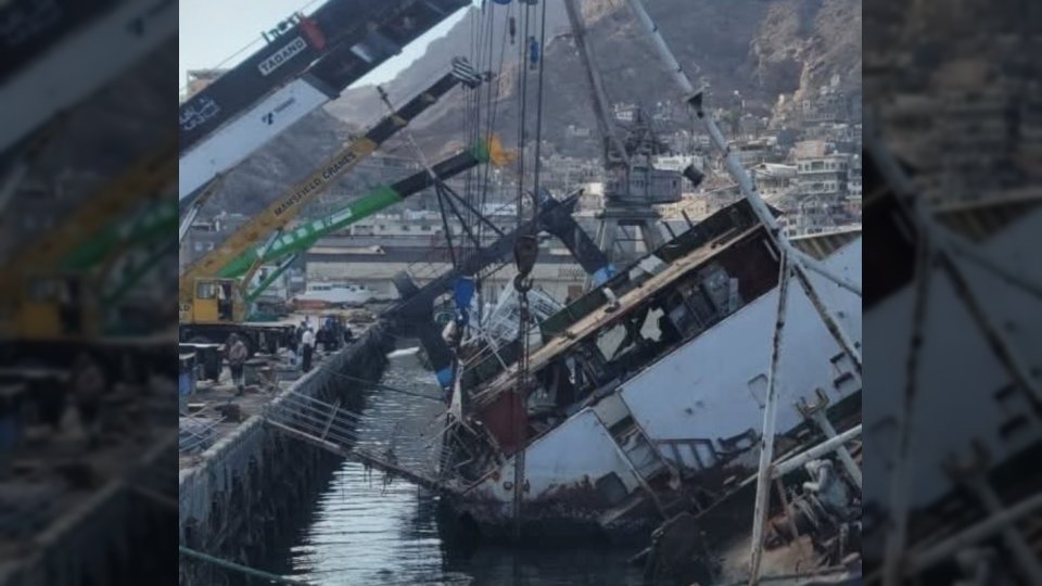 وزارة الزراعة والري والثروة السمكية تعلن انتشال سفينة غارقة بوزن 1100 طن في ميناء الاصطياد السمكي بعدن
