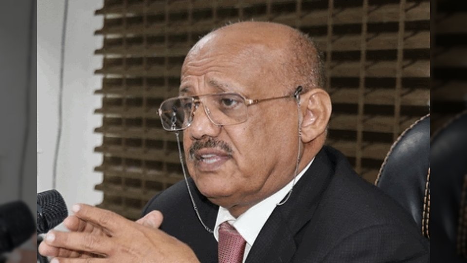 البنك المركزي اليمني يكشف حقيقة تقاضي محافظة أحمد غالب المعبقي 40 ألف دولار شهريًا