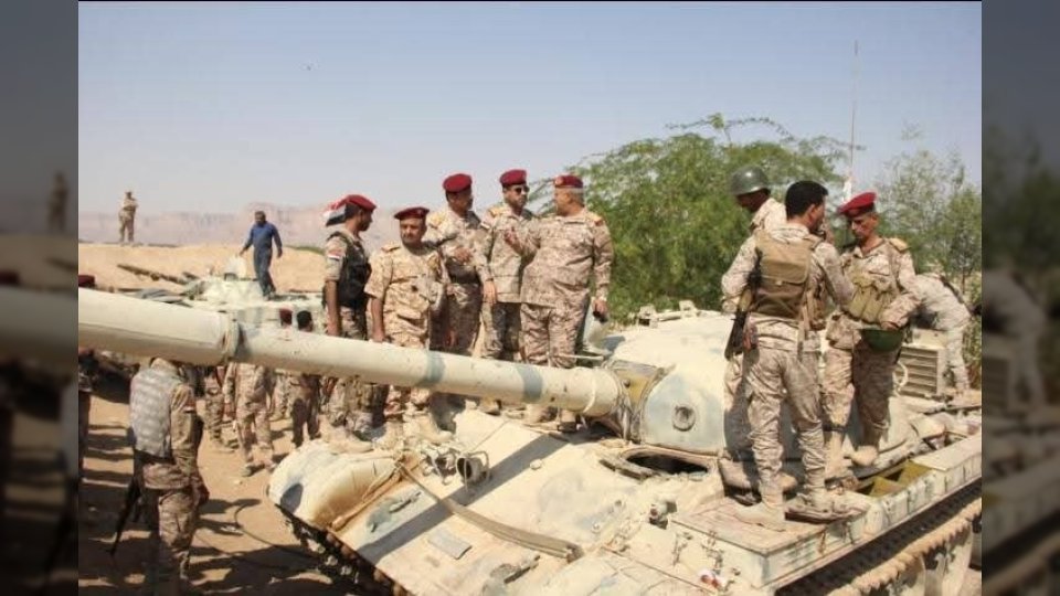 قائد المنطقة العسكرية الأولى يتفقد جاهزية لواءي 37 مدرع و135 مشاة في وادي حضرموت