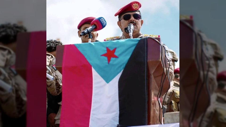 وزير الدفاع محسن الداعري يحيي علم الإنفصال وصور محمد بن زايد في عرض عسكري للمجلس الانتقالي بعدن