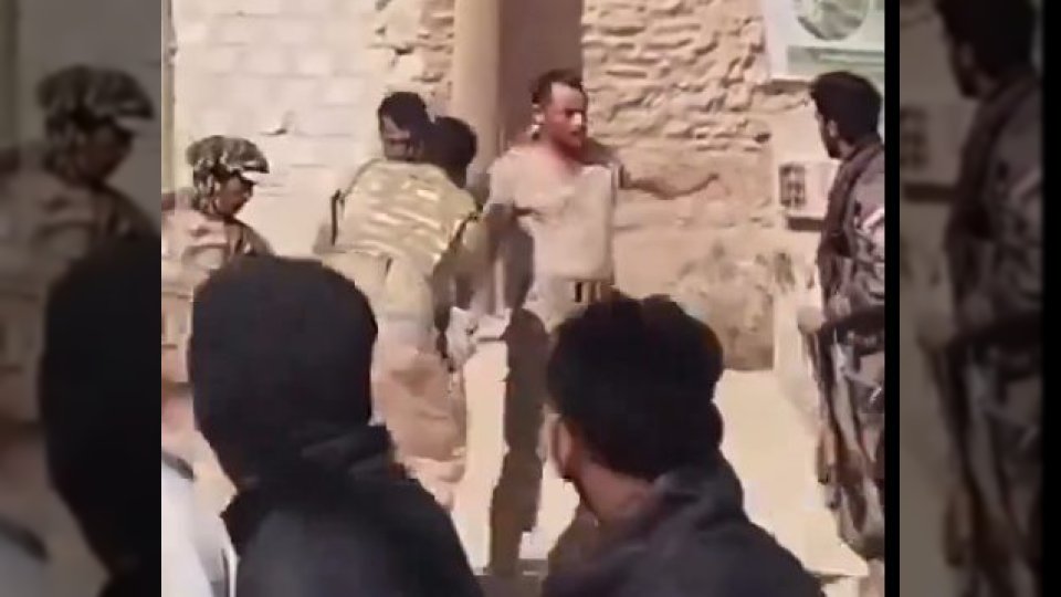 بالفيديو.. مليشيات المجلس الانتقالي في سيئون تمزق زي جندي يمني وتهين علم الجمهورية