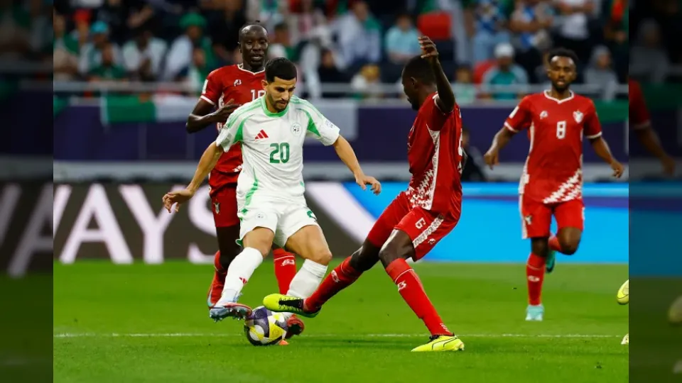 العراق يبدأ مشواره في كأس العرب بفوز صعب على البحرين والجزائر تتعادل مع السودان