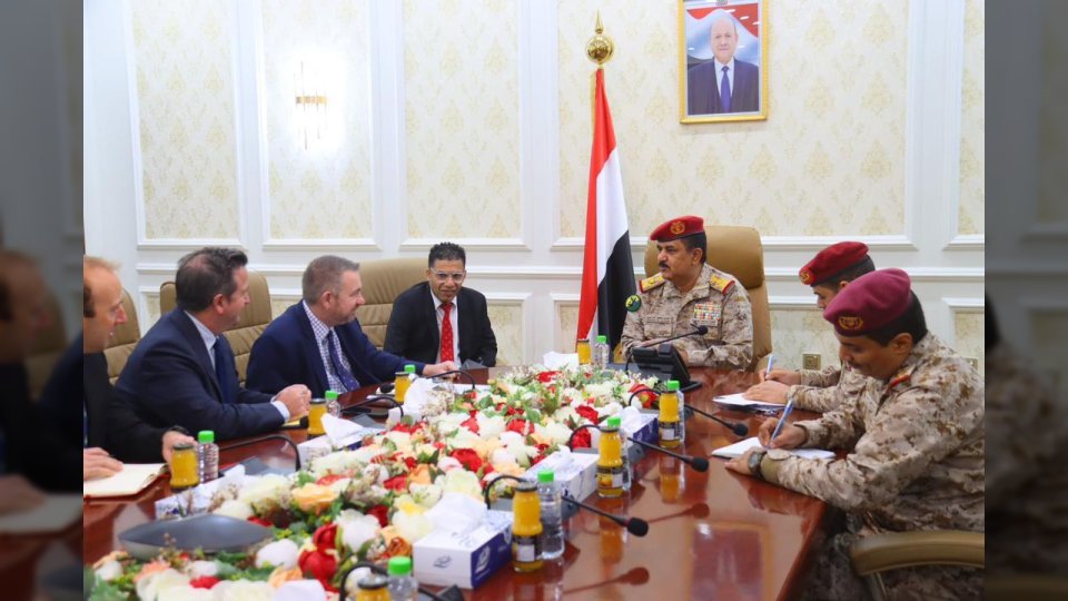 وزير الدفاع اليمني يعقد اجتماعات عسكرية في عدن مع مسؤولين بريطانيين