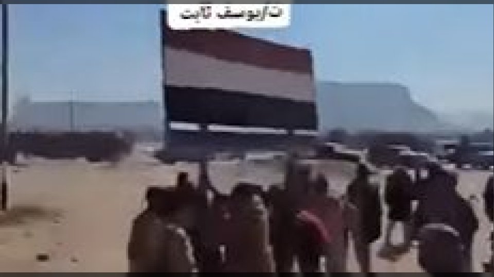 خالد الرويشان ساخراً: الهمج فشلوا… فاستنجدوا بمدرّعة إماراتية لإسقاط عَلَم الجمهورية!