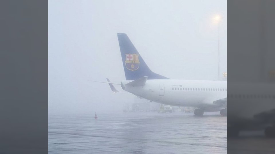 برشلونة يتأخر في السفر لمواجهة بيتيس بسبب الضباب