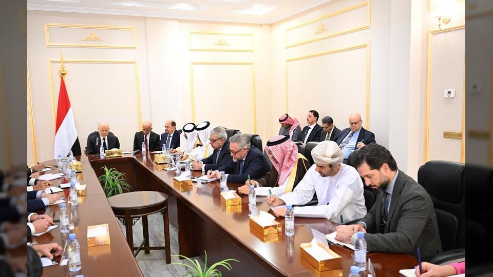 رئيس مجلس القيادة يحذر من تداعيات تصعيد المجلس الانتقالي بالشرق اليمني أمام سفراء الدول الراعية