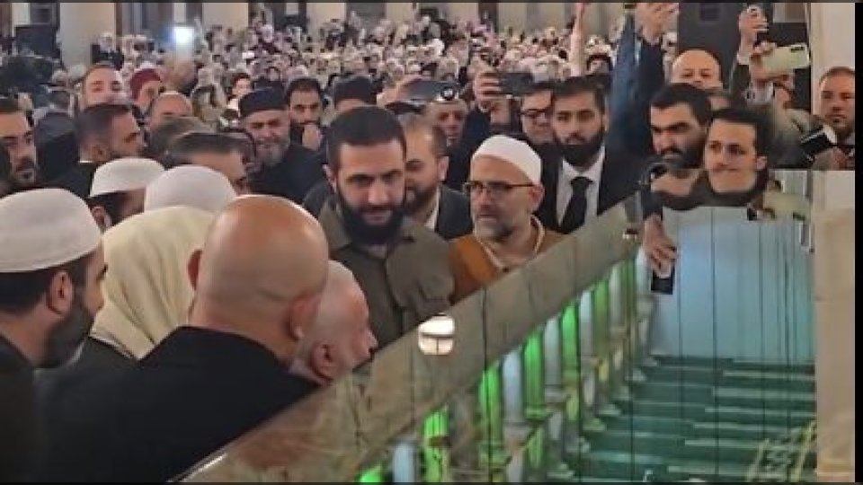 شاهد بالفيديو.. الرئيس السوري أحمد الشرع يكشف عن هدية قيمة من الأمير محمد بن سلمان في ذكرى عيد التحرير