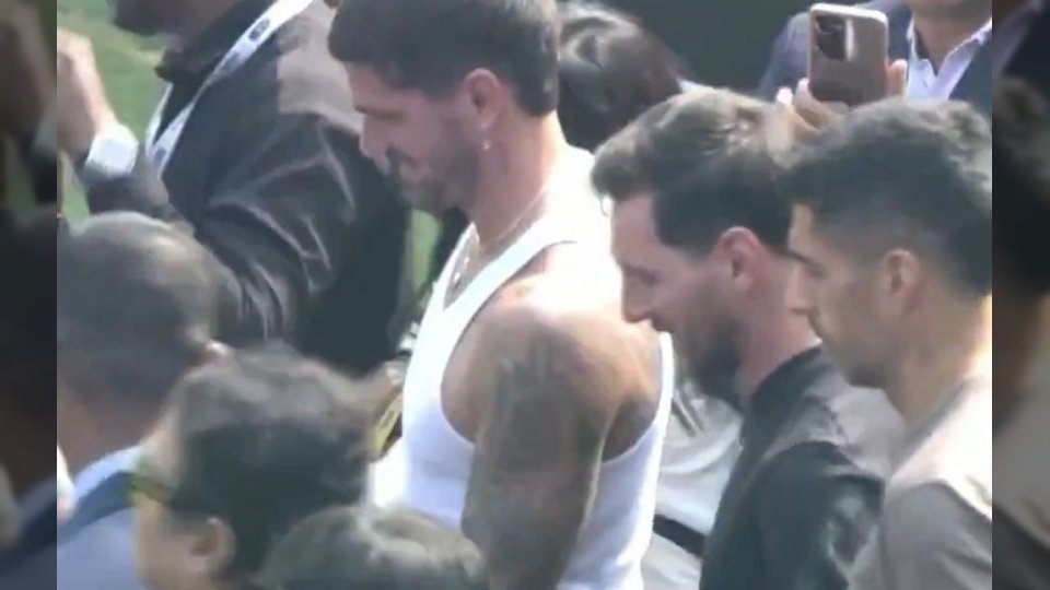 فيديو.. فوضى وتخريب في ملعب كولكاتا بالهند خلال زيارة ليونيل ميسي