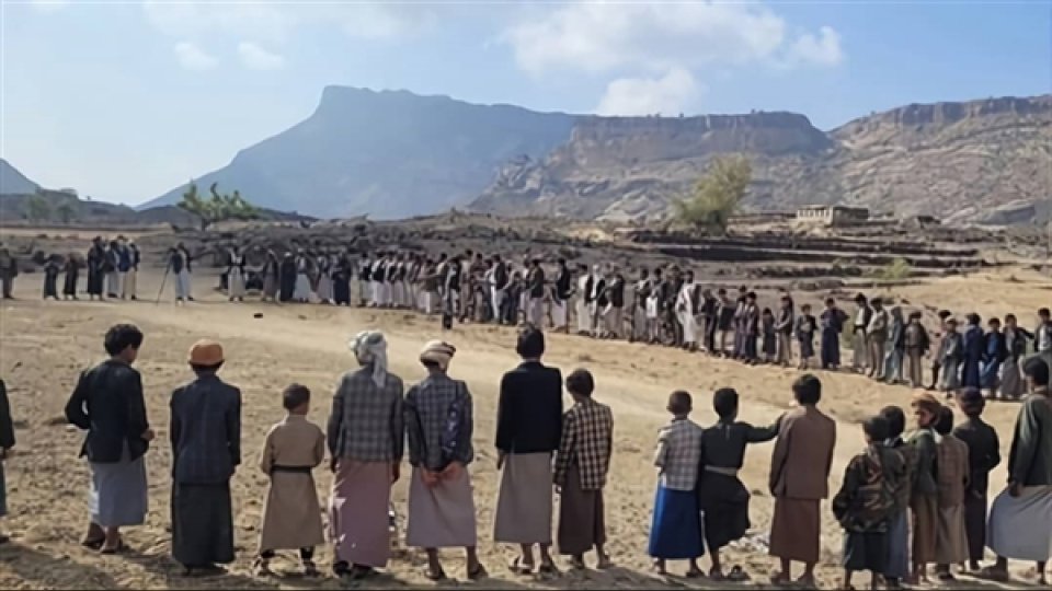 مليشيا الحوثي تنفذ تدريبات مسلحة للأطفال في مديرية الحيمة الخارجية بصنعاء