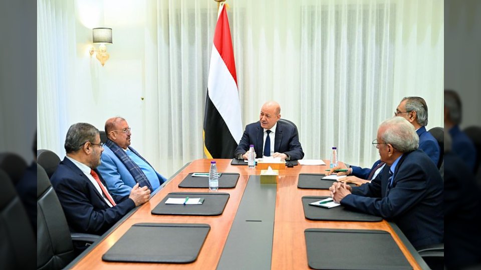 رشاد العليمي يلتقي سلطان البركاني لبحث التصعيد في المحافظات الشرقية