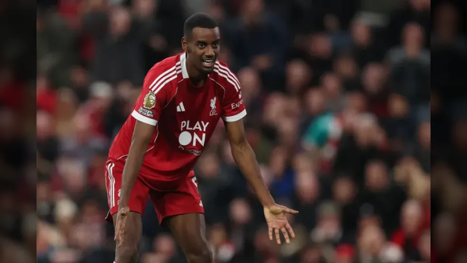 برشلونة يراقب وضع إيزاك مع ليفربول تمهيداً لصفقة كبرى