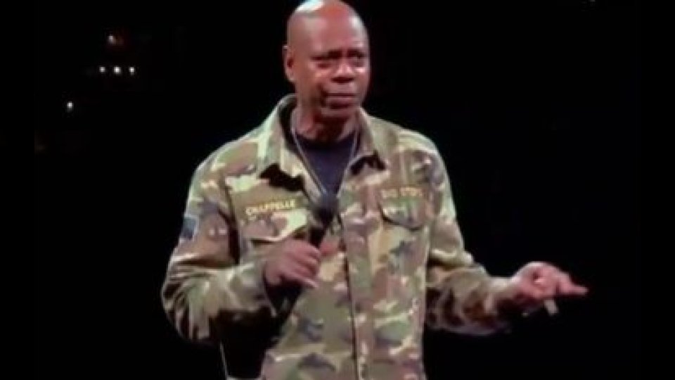 الكوميدي الأمريكي ديف تشابيل يهاجم "ازدواجية المعايير" الغربية ويدافع عن زيارته للسعودية بهذه المقارنة