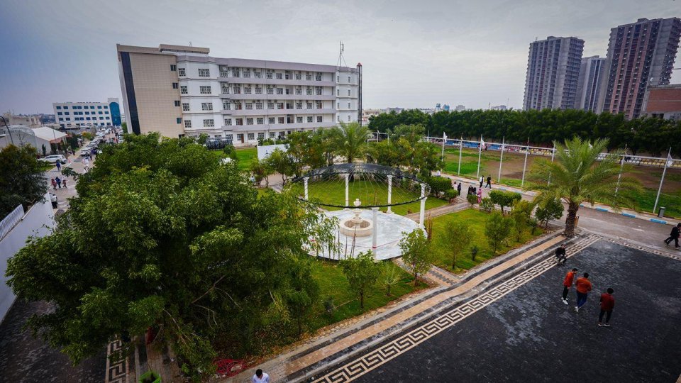 التميز الأكاديمي في جامعة المعارف وأثره على مخرجات التعليم الجامعي