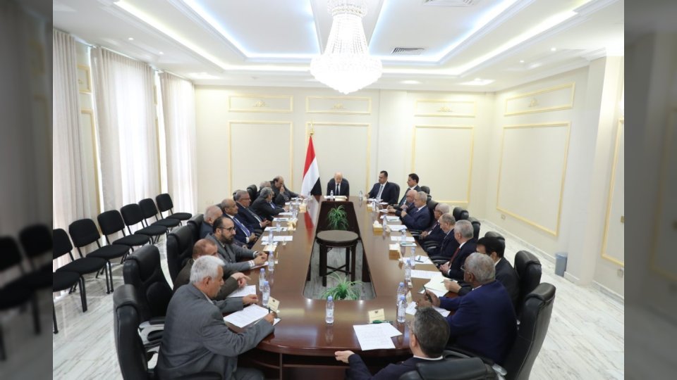 الرئيس العليمي يوجه بإنهاء التصعيد العسكري في حضرموت والمهرة وخروج قوات الانتقالي