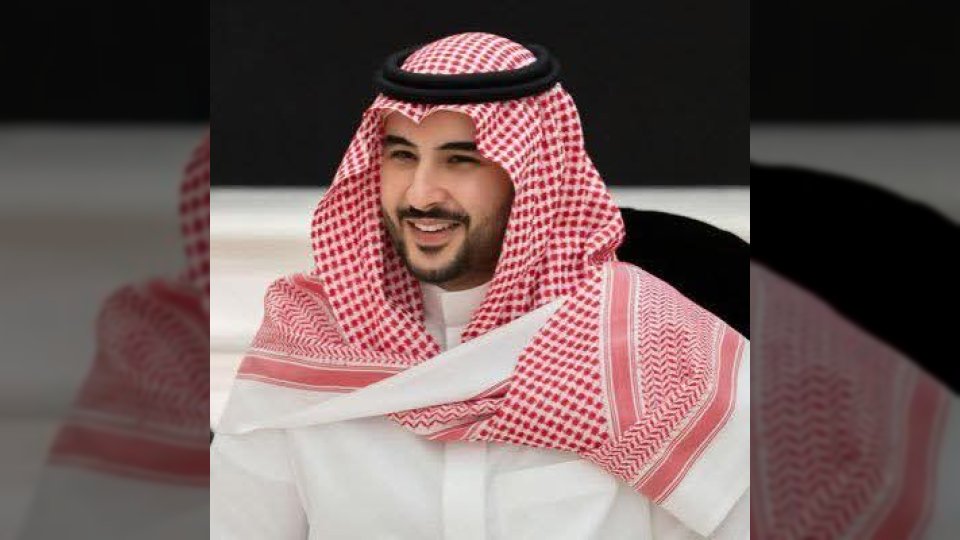 خالد بن سلمان يؤكد التزام السعودية بحل عادل للقضية الجنوبية ويدعو لإنهاء التصعيد في حضرموت والمهرة