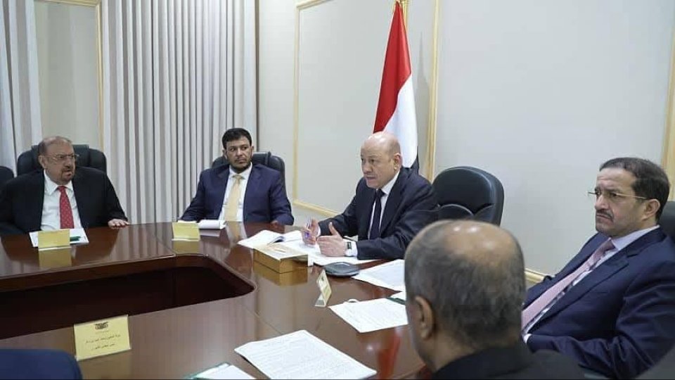 اجتماع طارئ لمجلس الدفاع الوطني برئاسة رشاد العليمي لمناقشة الأوضاع في حضرموت والمهرة