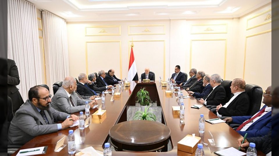 رئيس مجلس القيادة الرئاسي يدعو المكونات السياسية والإعلامية لتجنب التحريض وتغليب لغة الدولة