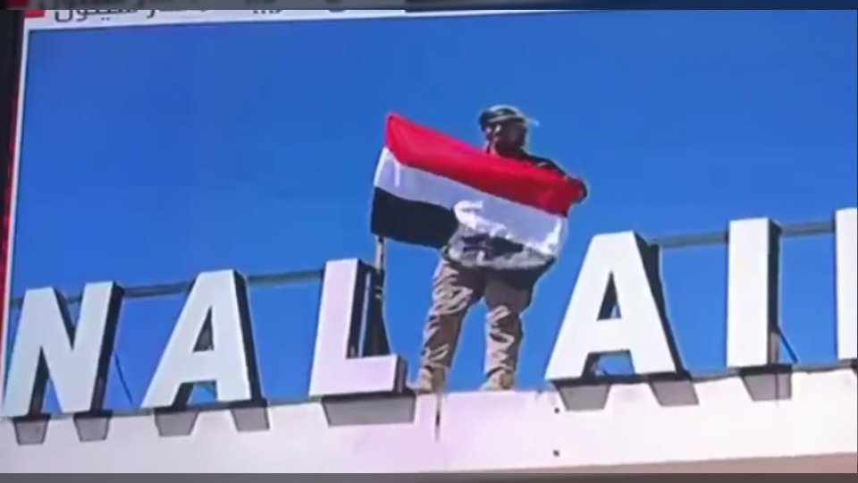 العلم اليمني على مطار سيئون.. تقدم كبير لقوات درع الوطن في حضرموت وتوسيع نطاق العمليات نحو المكلا