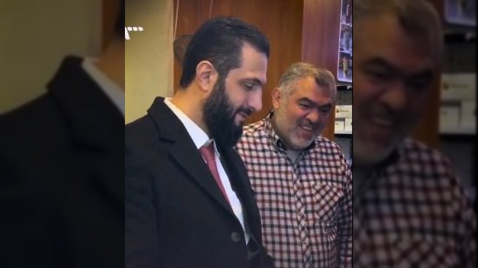 بالفيديو.. أحمد الشرع يتجول في شوارع دمشق ويشتري بالعملة الجديدة