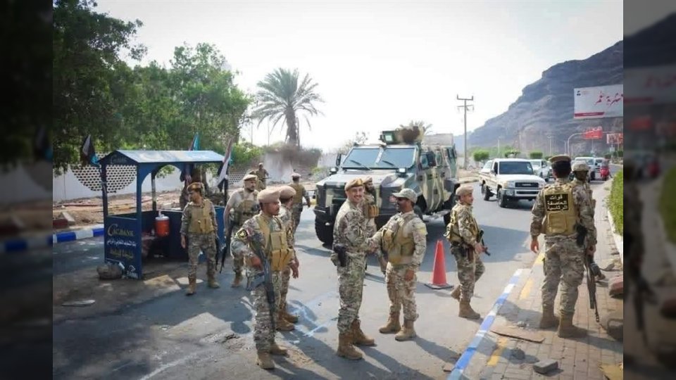 ألوية العمالقة تتسلم تأمين قصر معاشيق بعدن تمهيداً لوصول قوات درع الوطن