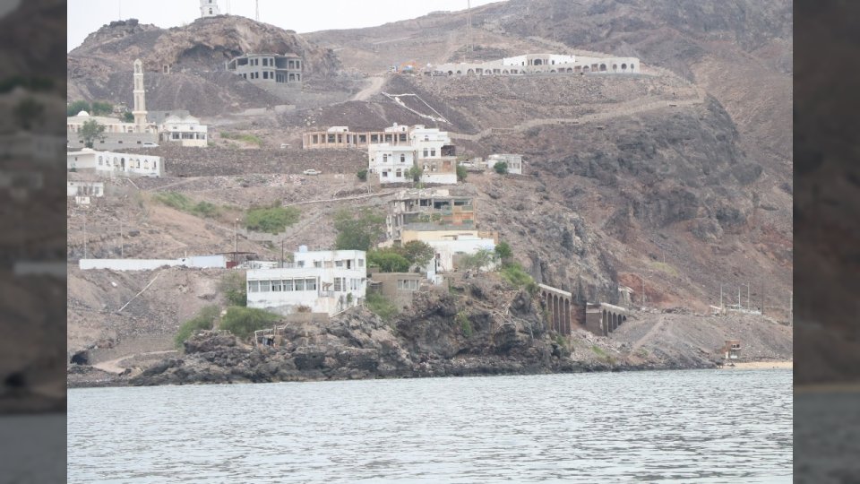 قوات العمالقة ودرع الوطن تتحرك لاستعادة منزل محافظ عدن في جولدمور