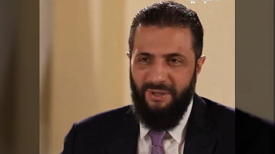 ما حقيقة ظهور كدمات على وجه الرئيس السوري أحمد الشرع في مقابلة تلفزيونية